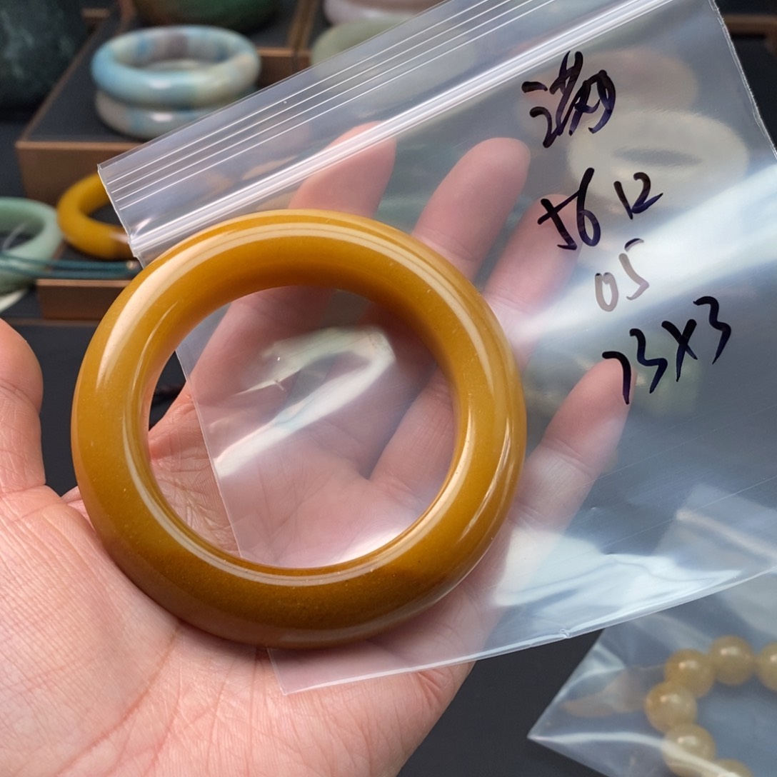 石英质玉手镯未镶嵌满****好