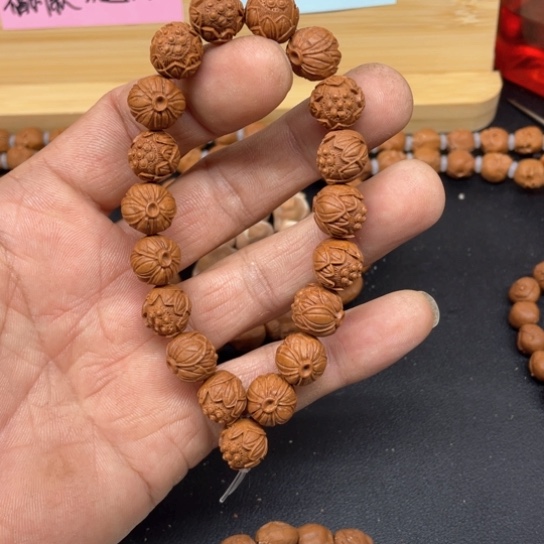 龙纹桃核莲花手串