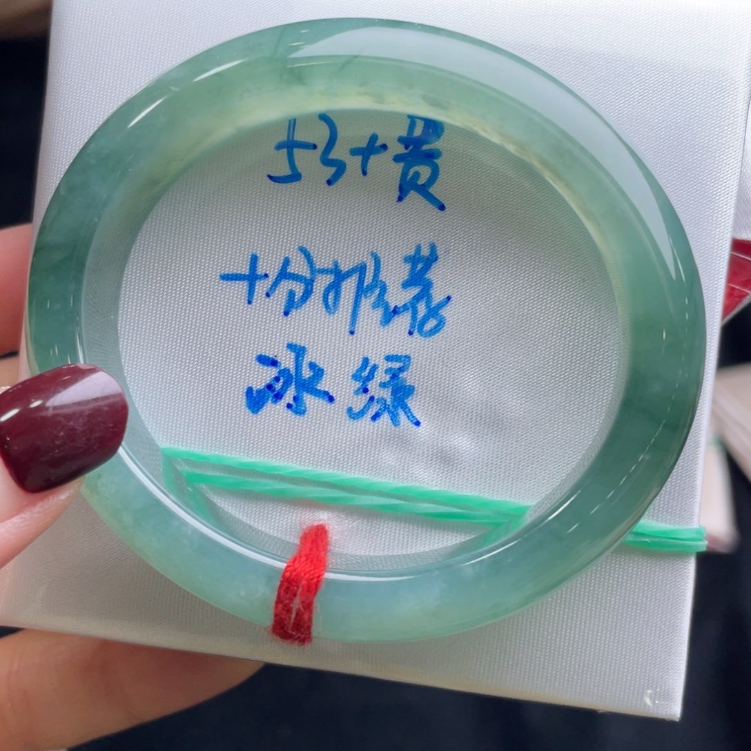 翡翠手镯未镶嵌翡翠手镯