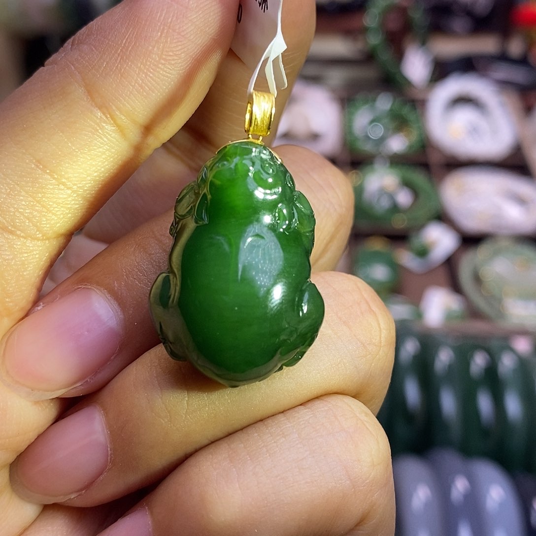 颈饰未镶嵌和田玉毕业级老坑料碧玉菠菜绿金镶貔貅吊坠