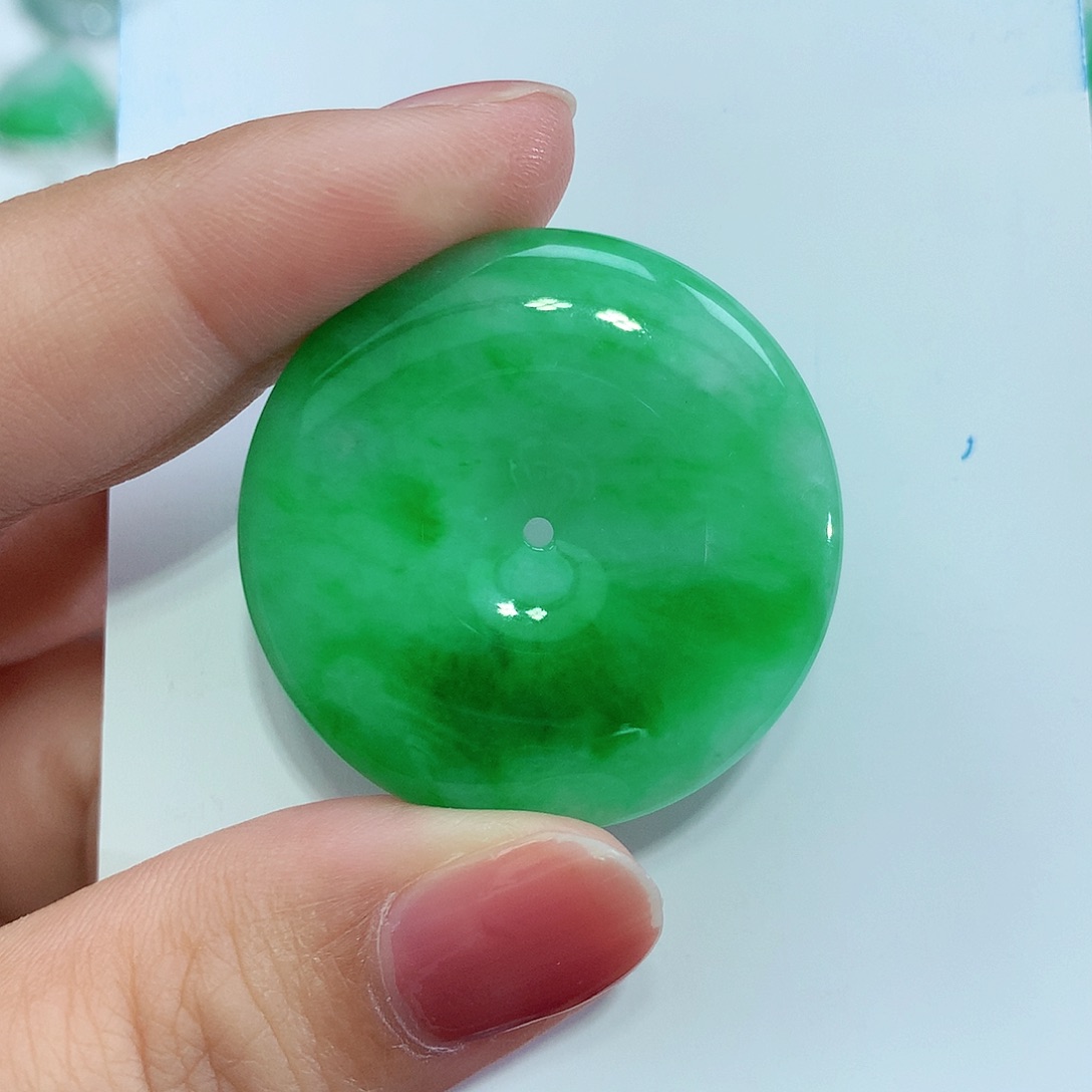 翡翠未镶嵌颈饰平安扣