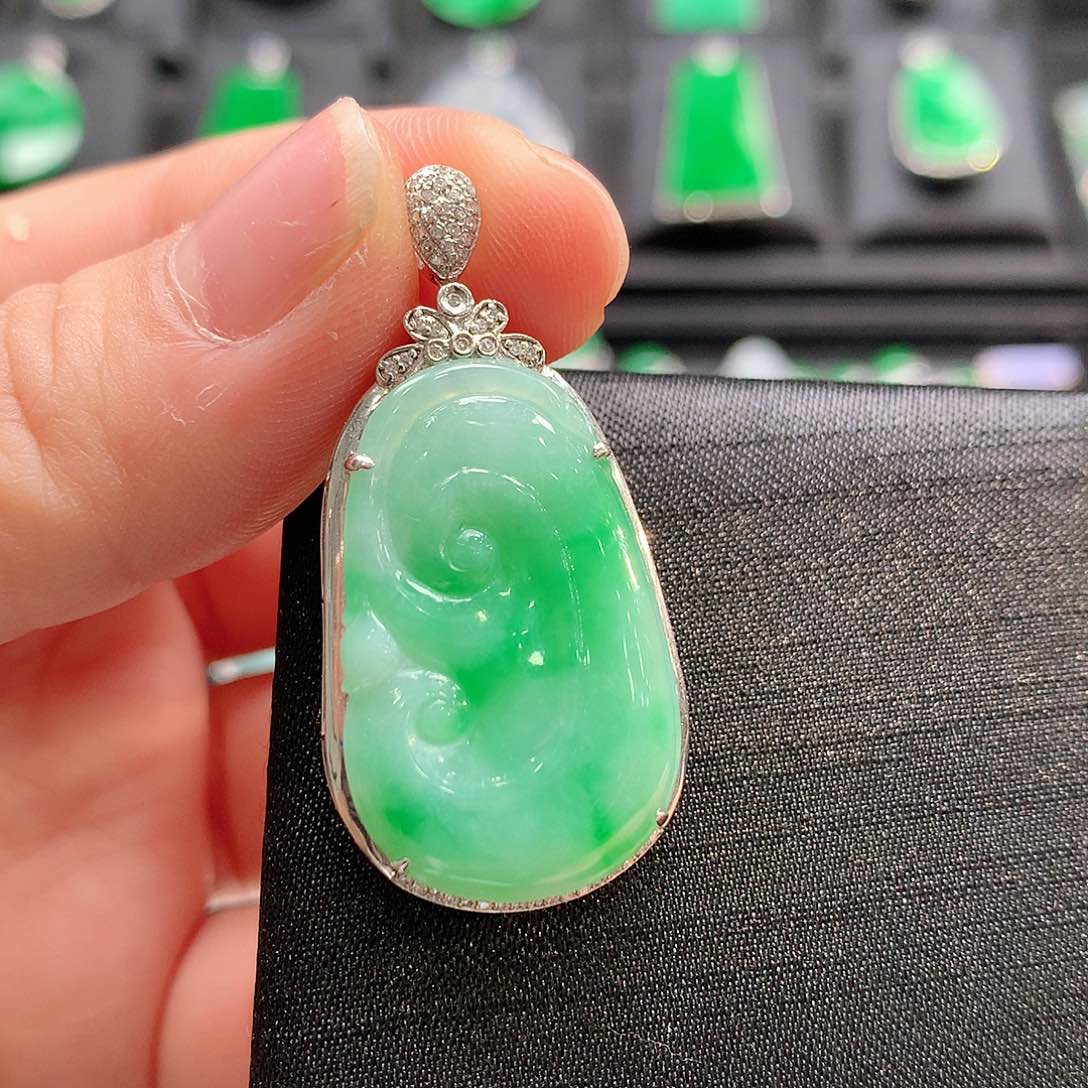 翡翠18K金镶嵌颈饰如意