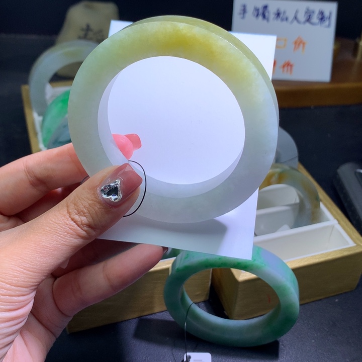 定制翡翠未镶嵌翡翠手镯