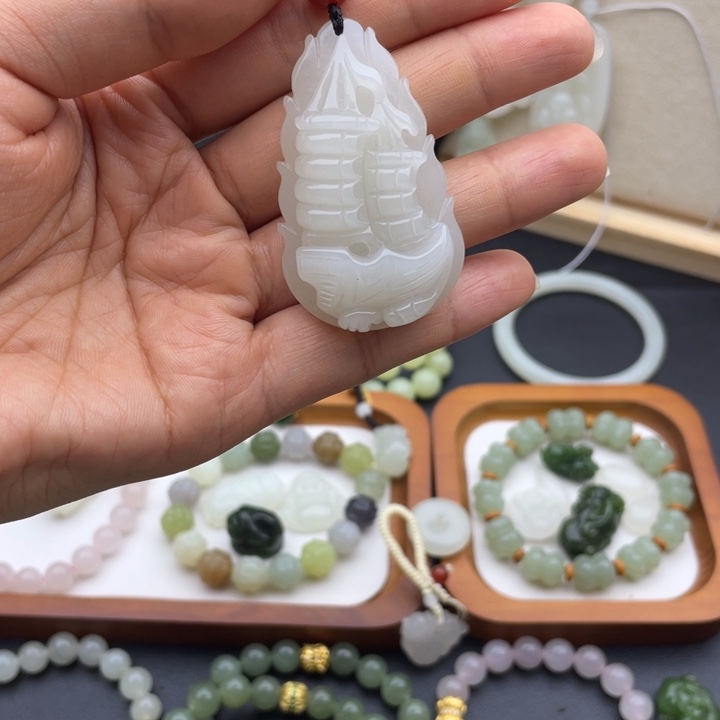 和田玉未镶嵌颈饰一帆风顺