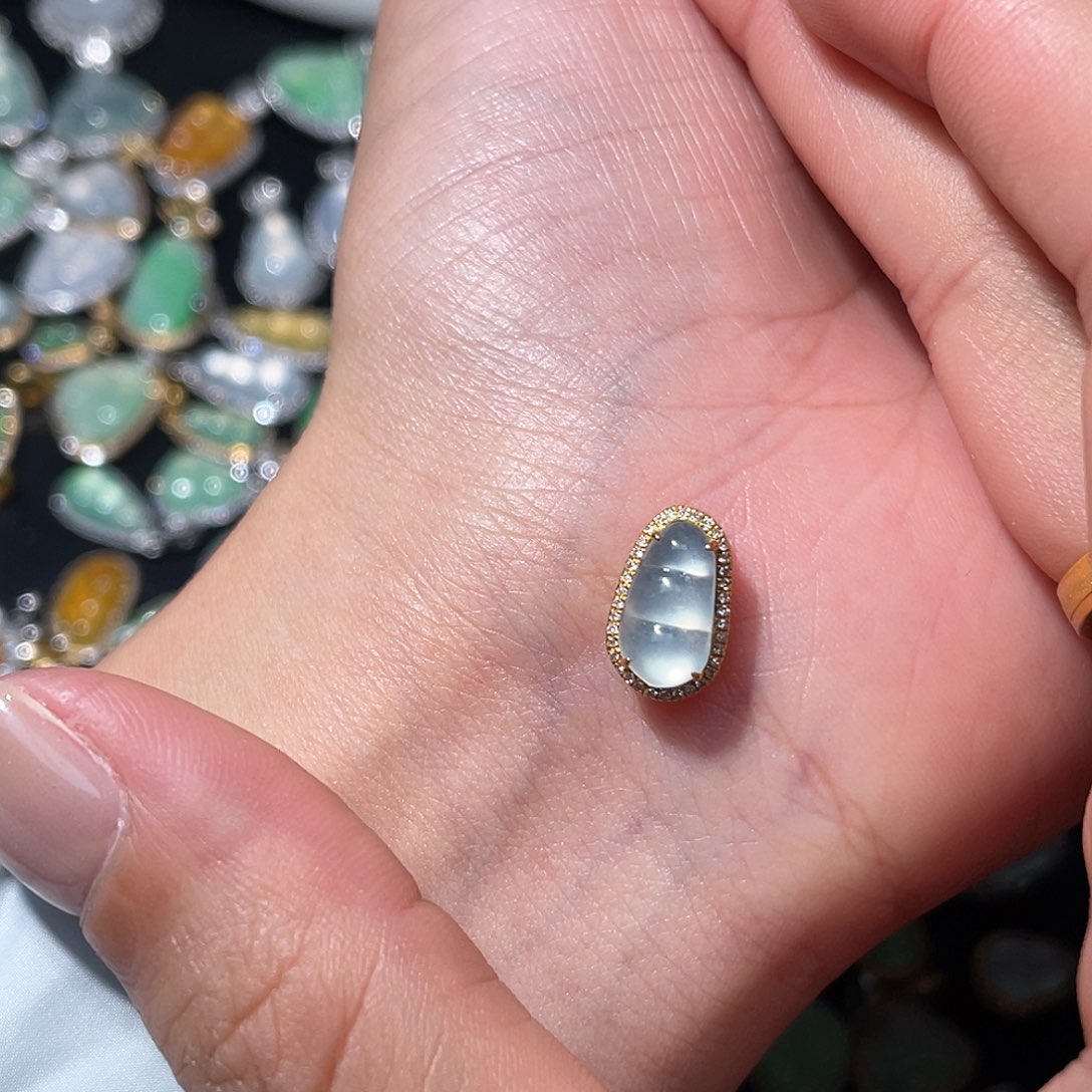 翡翠吊坠(不含链)18K金镶嵌简*.