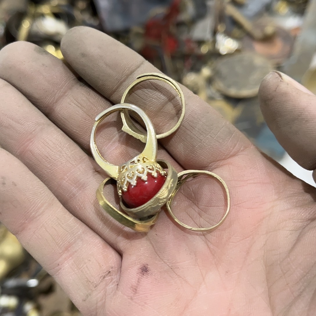 开***心闪电购铜摆件工艺品