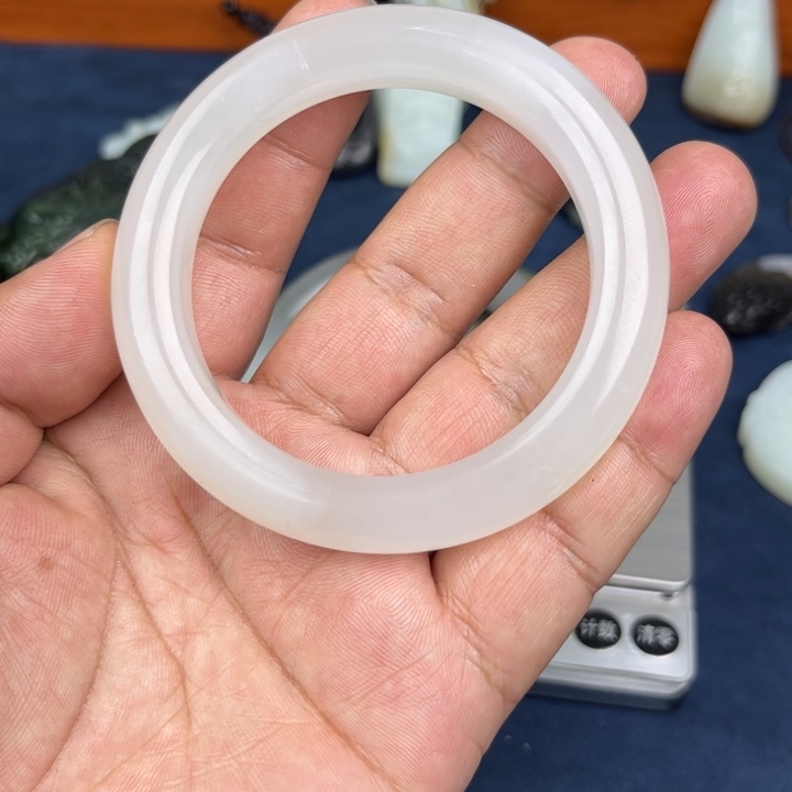 和田玉手镯未镶嵌