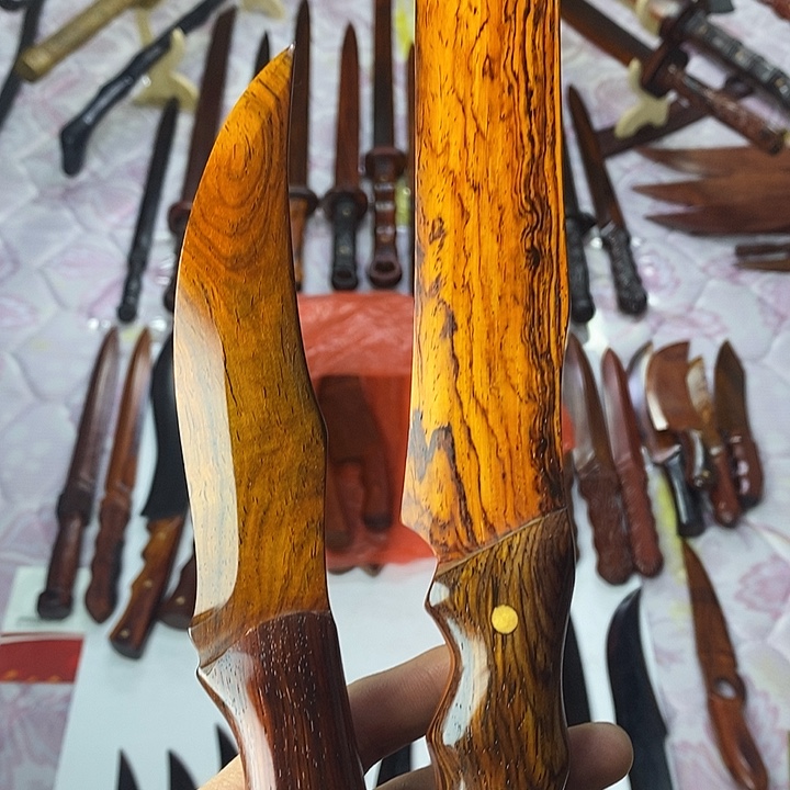 C***勒香榧木微凹黄檀木料2件