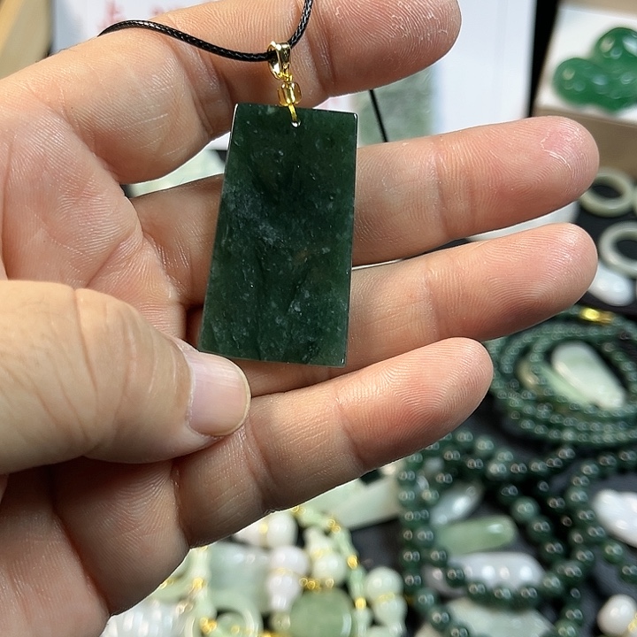 翡翠未镶嵌吊坠(赠链)