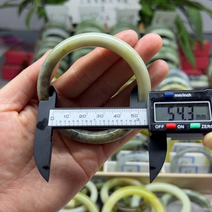 蛇纹石玉未镶嵌手镯2