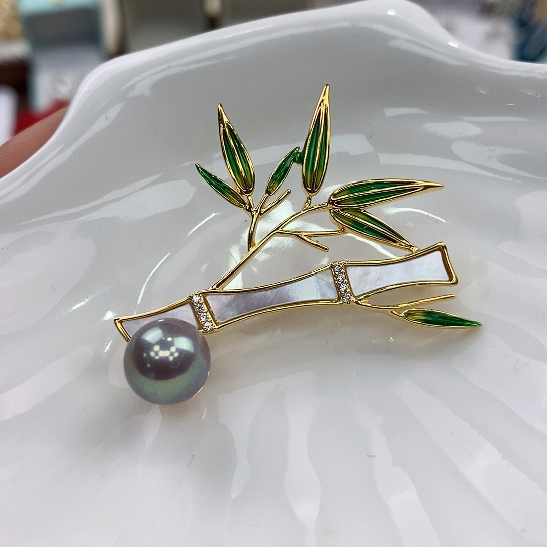 洪***波淡水珍珠胸饰合金