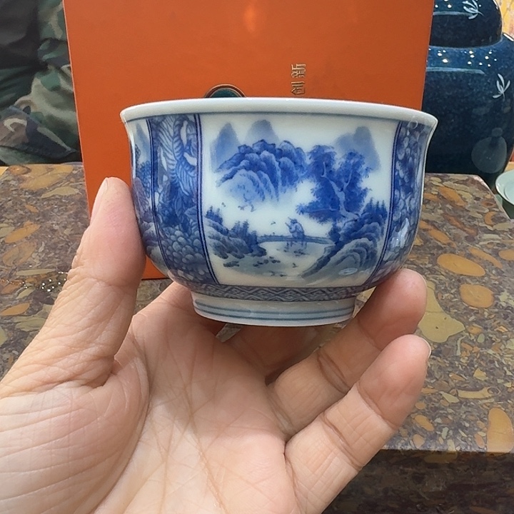 青瓷杯一个，瓷。。。品茗