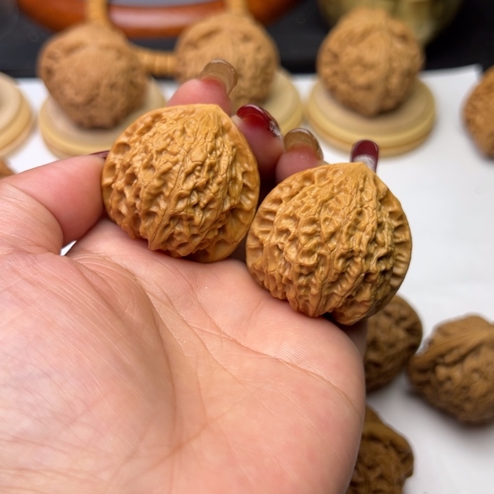 文玩核桃把件芳芳37金牛