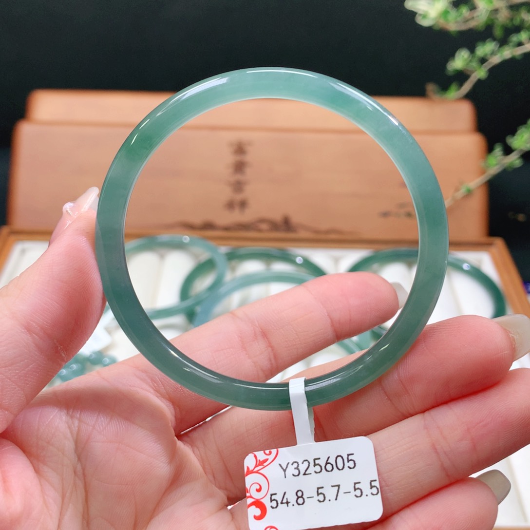 翡翠手镯未镶嵌天然