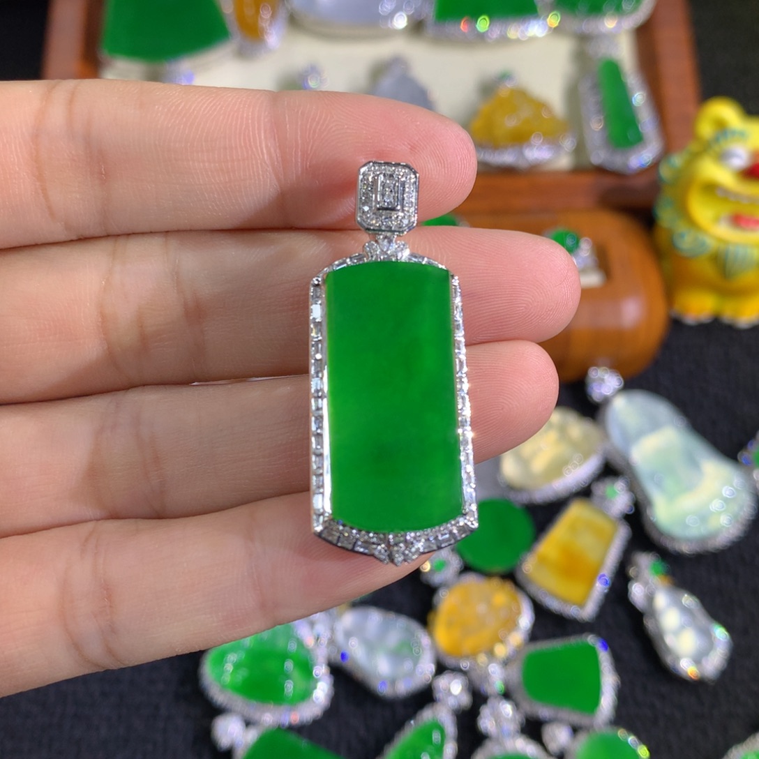 翡翠18K金镶嵌颈饰