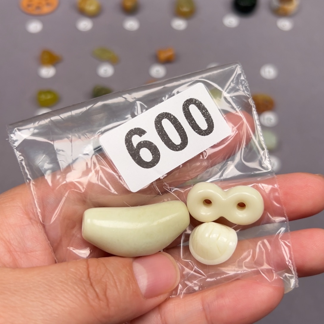 未镶嵌蛇纹石玉颈饰溜**达微瑕不退不换