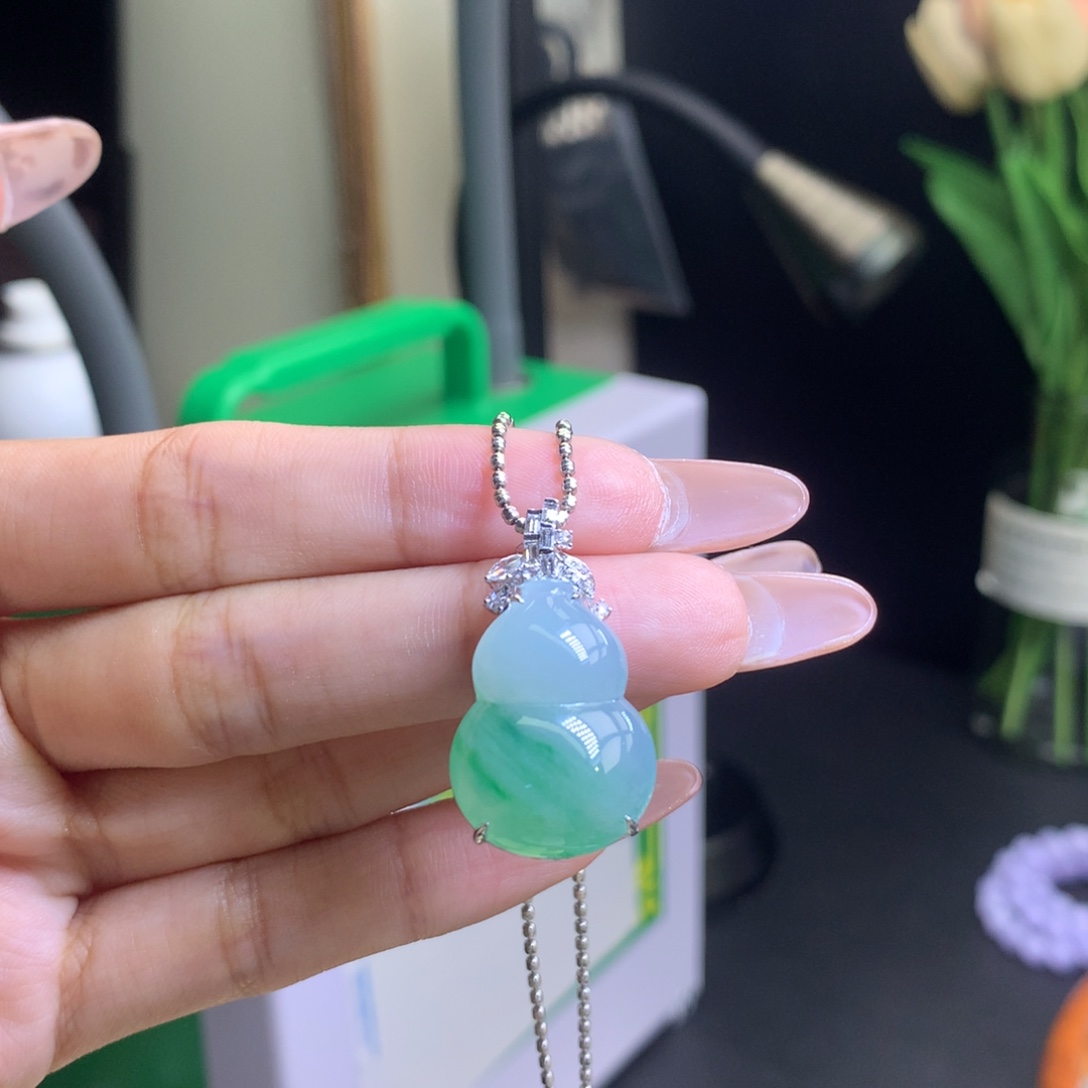 翡翠18K金镶嵌颈饰