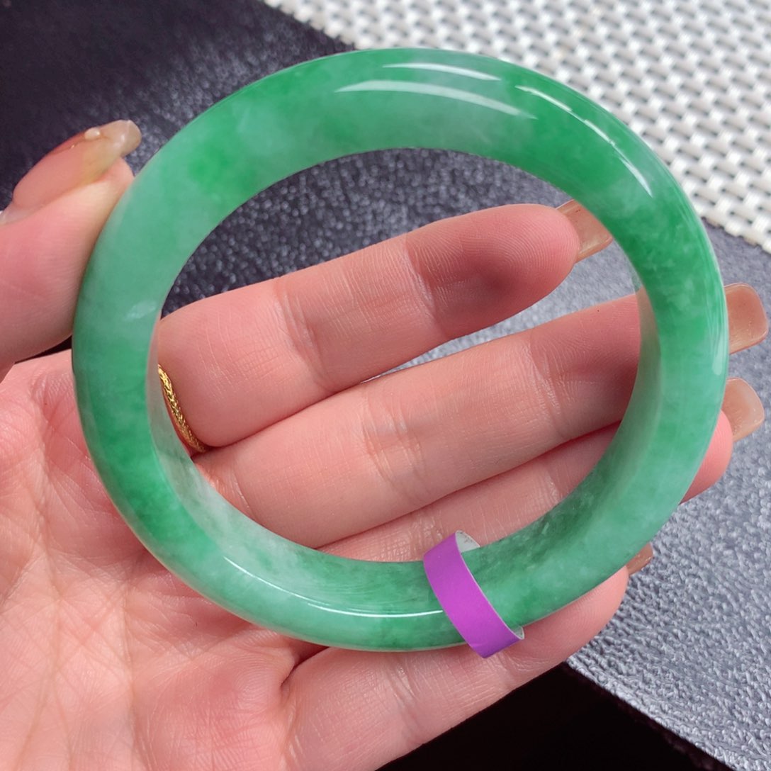 翡翠手镯未镶嵌翡翠