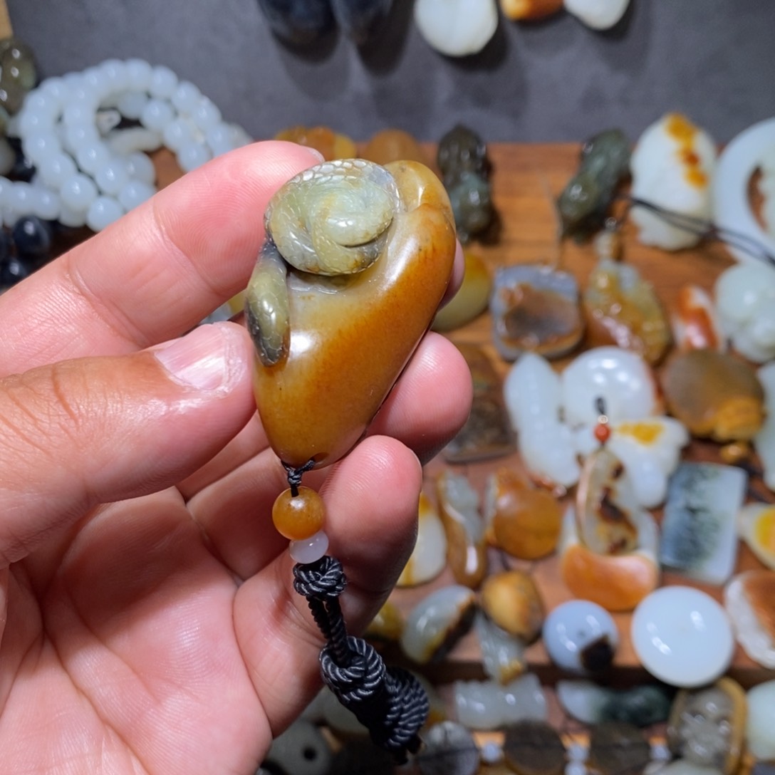 和田玉颈饰未镶嵌小**汁