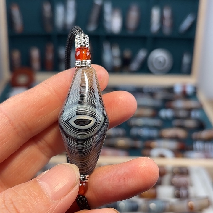 用***8玛瑙/玉髓合金珠宝奇石