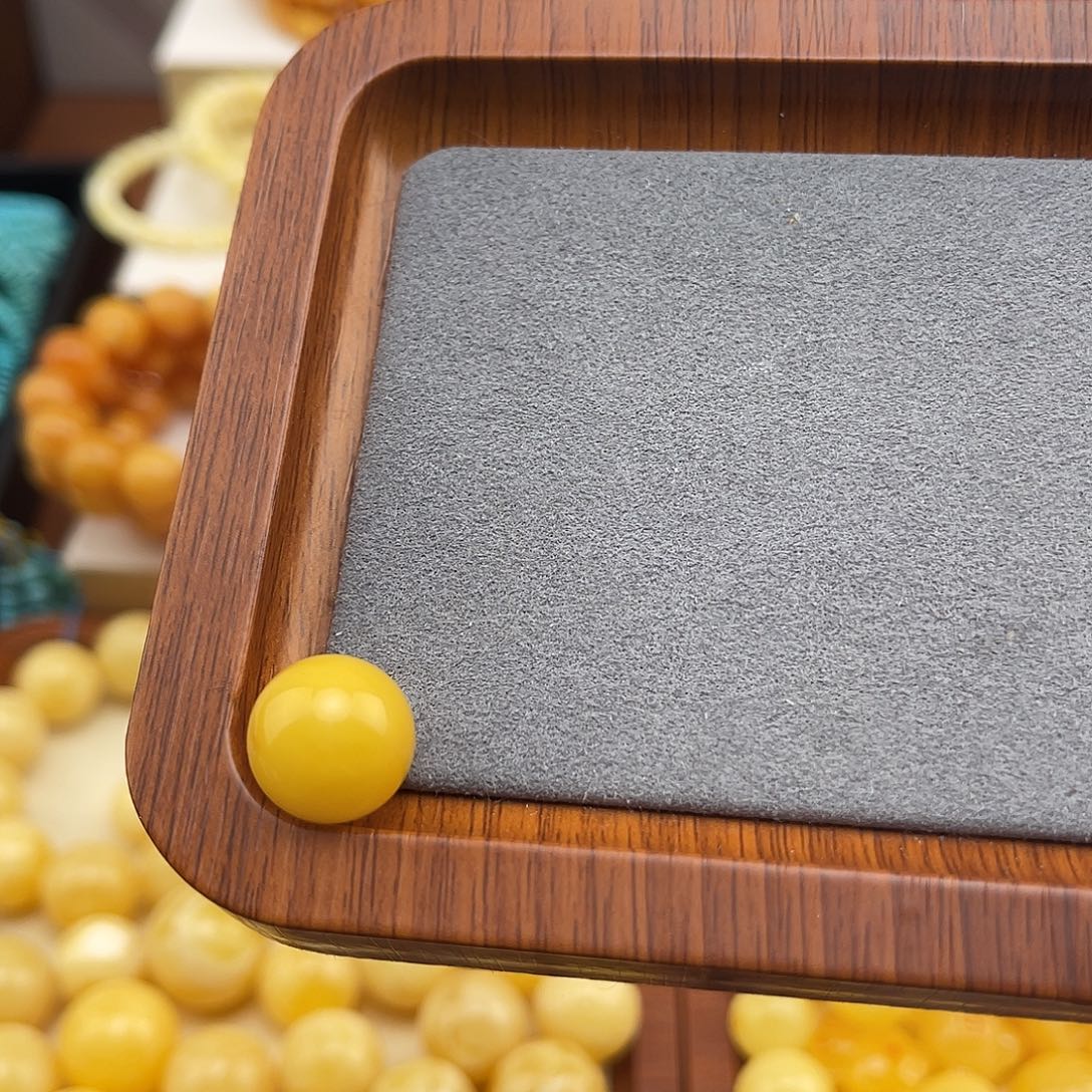 李***肉蜜蜡未镶嵌颈饰丰颖