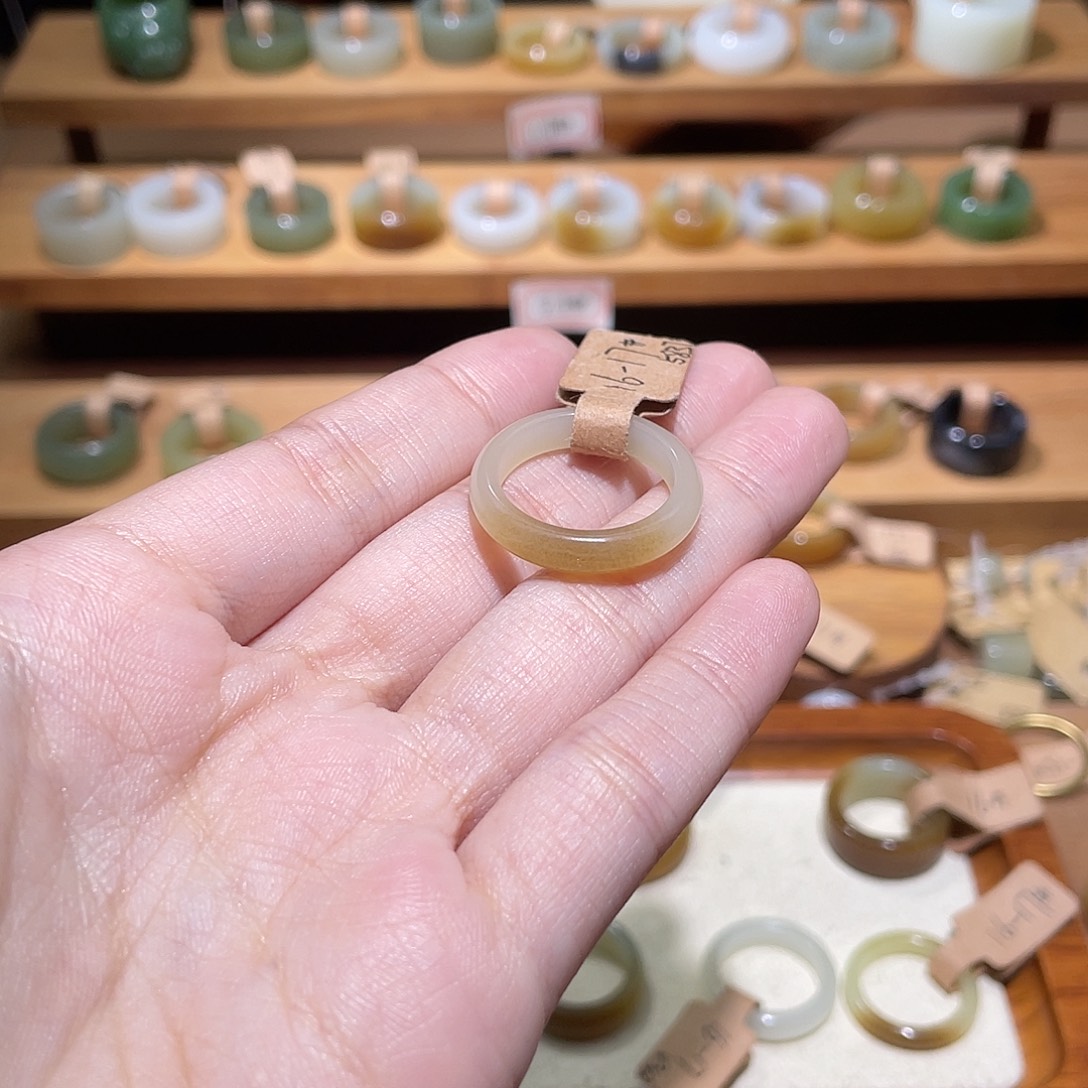 存***火和田玉未镶嵌戒指17.8