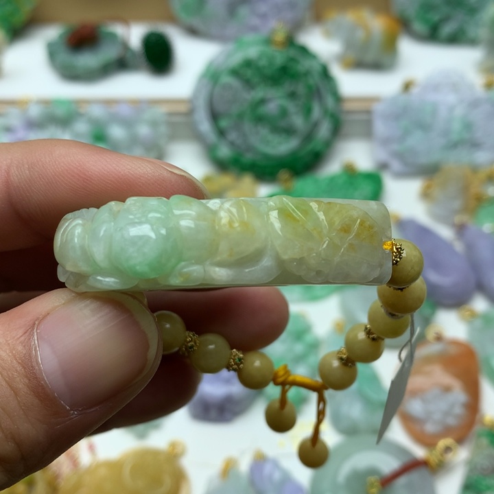 翡翠颈饰未镶嵌翡翠