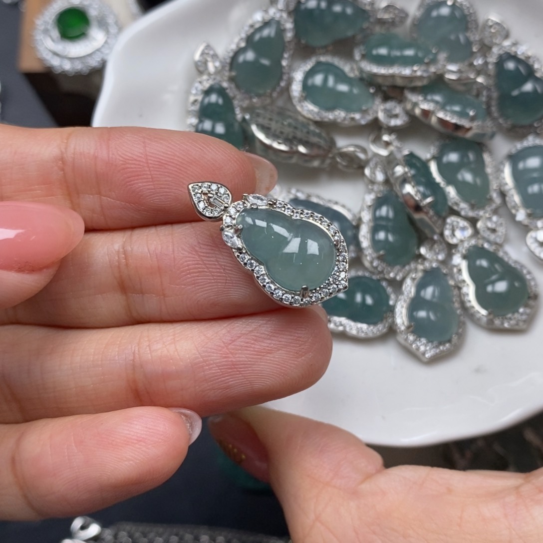 翡翠颈饰未镶嵌翡翠