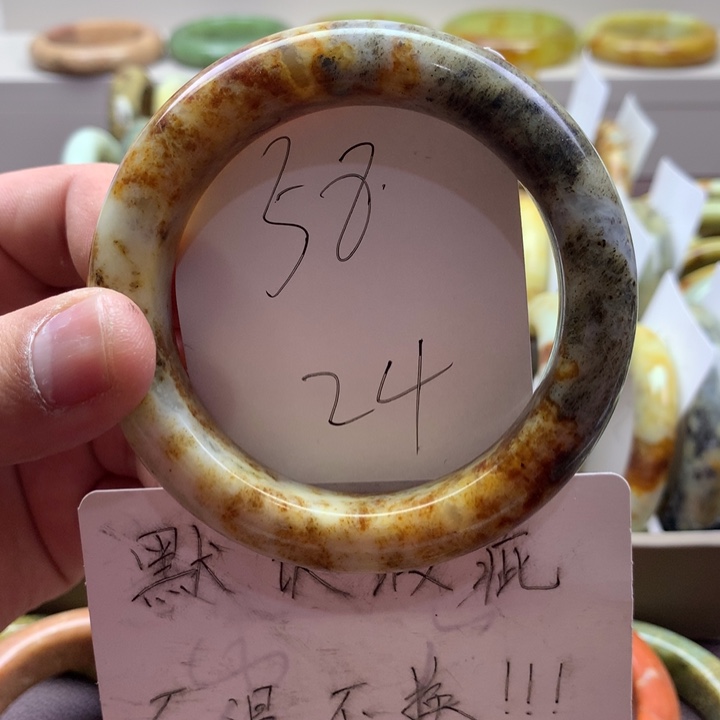 蛇纹石玉手镯未镶嵌