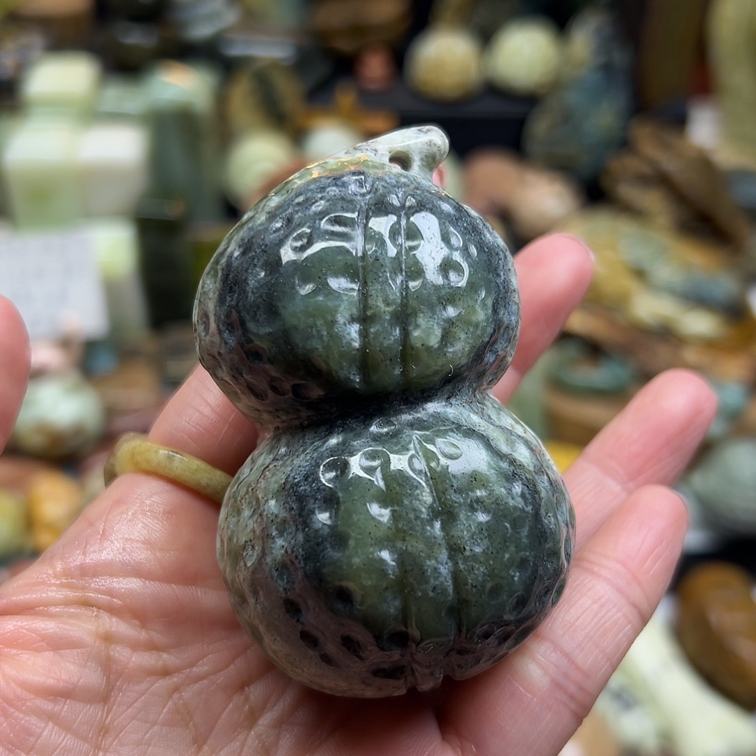 岫岩河磨玉（透闪石质玉）未镶嵌颈饰河磨玉花生手玩