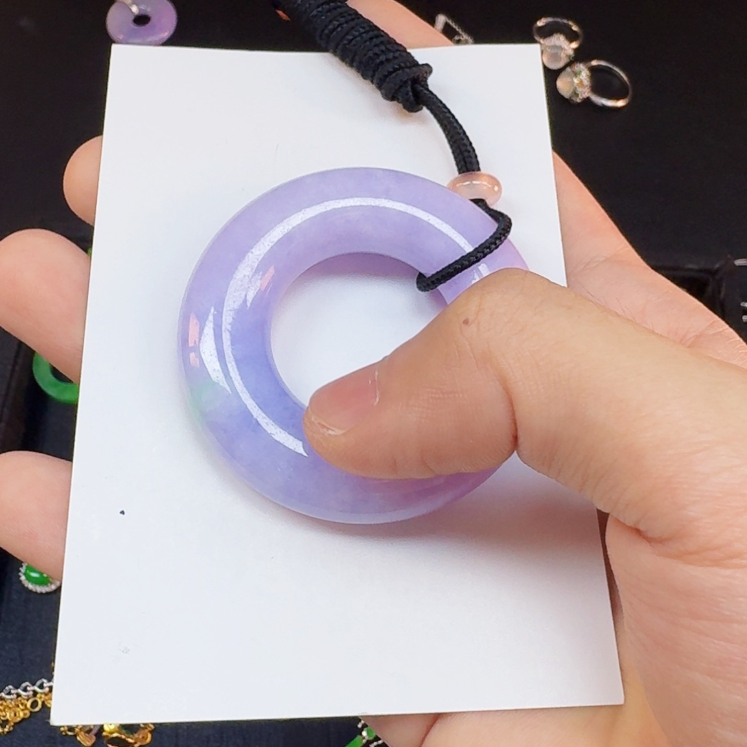 C***8翡翠未镶嵌颈饰一件