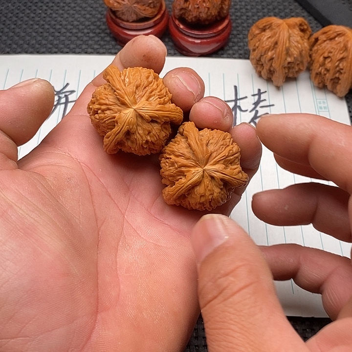 百***八核桃把件拼接白狮子24