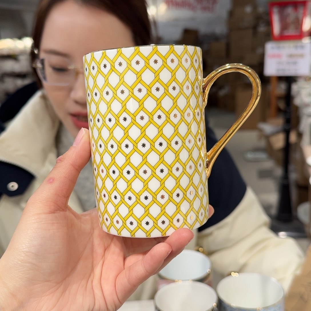 瓷鹅黄原单马克杯一个400ml瑕疵