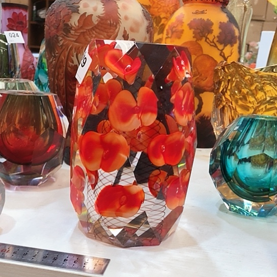 琉璃花瓶高25厘米宽15厘米