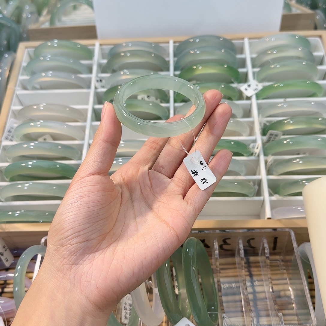 玛瑙/玉髓未镶嵌手镯圈口50.4