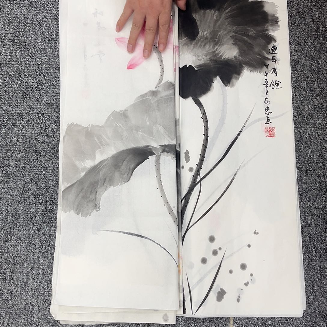 国画卖字画的小男孩