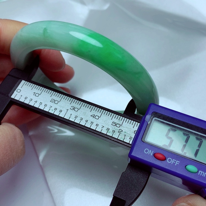 翡翠手镯未镶嵌手镯