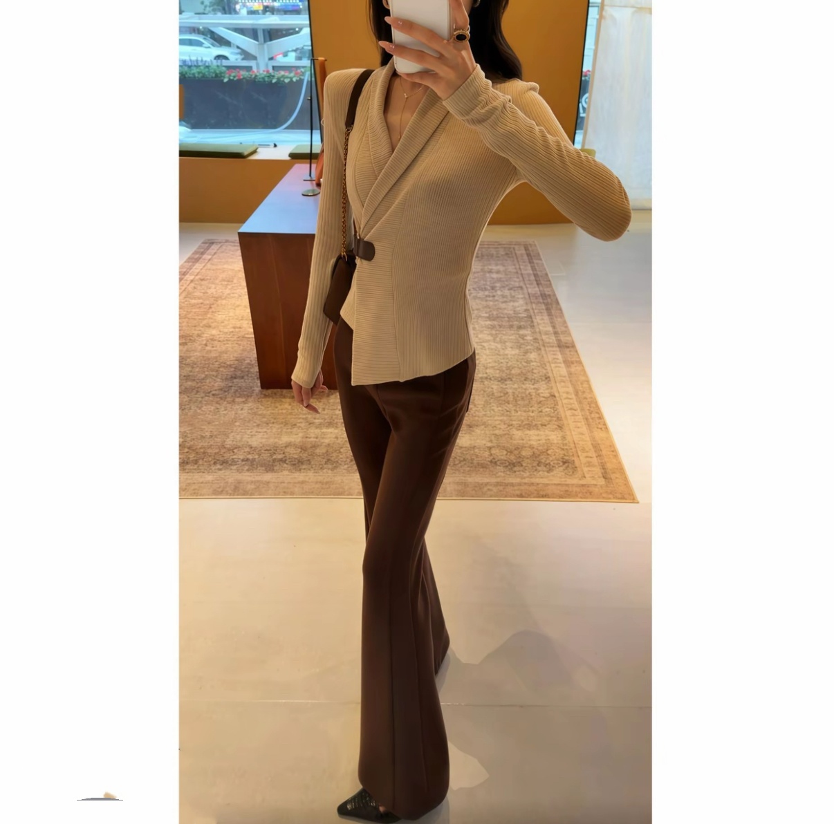 老钱风高级感不规则V领针织衫女卡其设计感修身显瘦打底内搭上衣