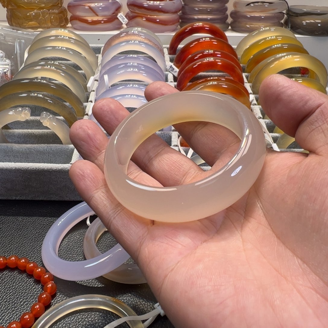 J***G玛瑙/玉髓未镶嵌手镯