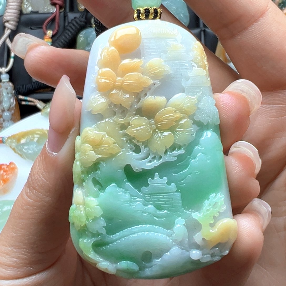 翡翠颈饰未镶嵌山水