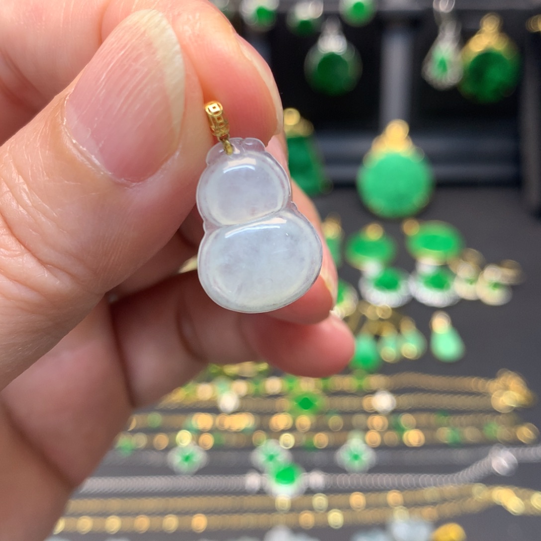 翡翠18K金镶嵌颈饰有纹