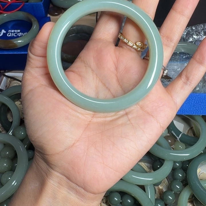 一***光和田玉（糖玉）未镶嵌手镯