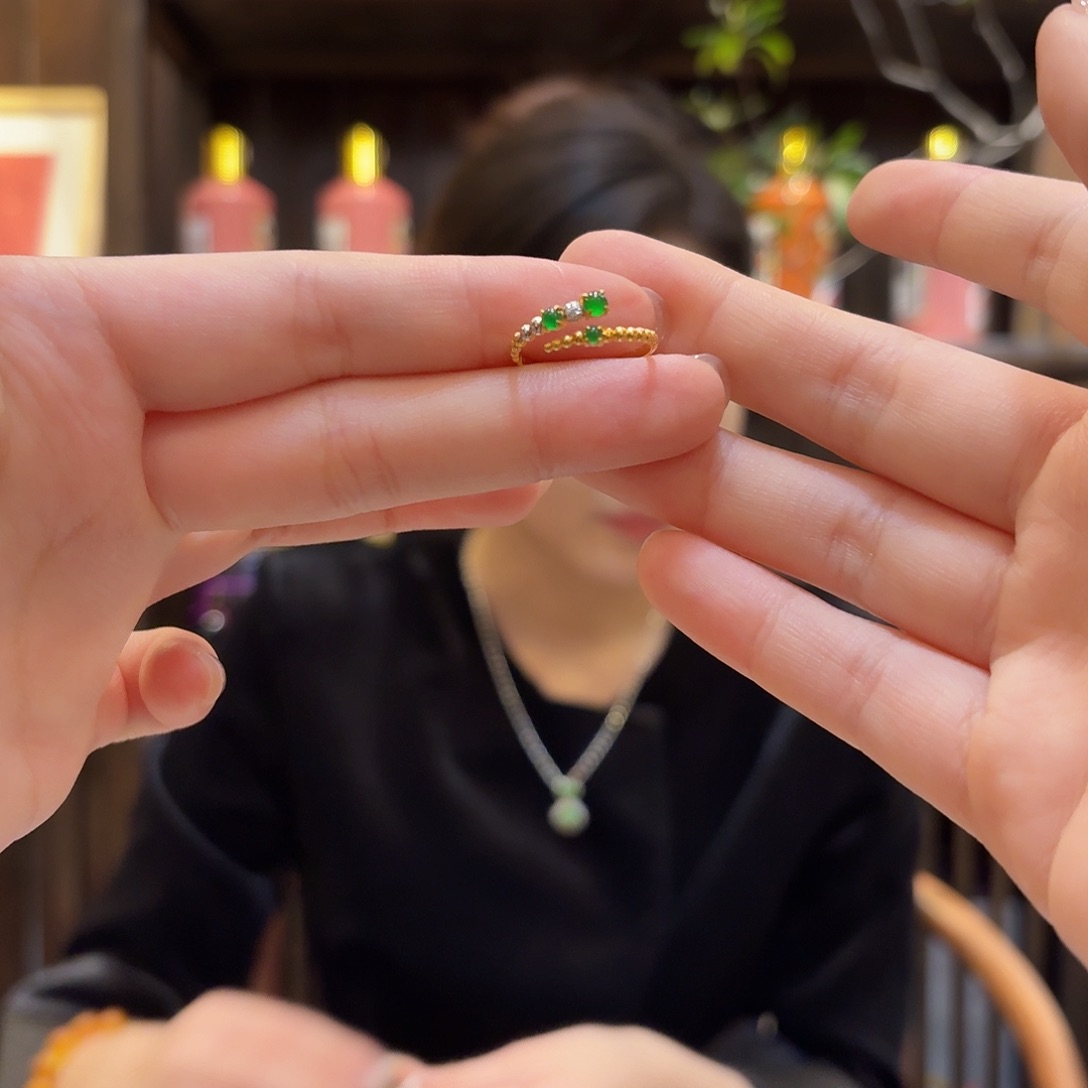 翡翠戒指18K金镶嵌戒指