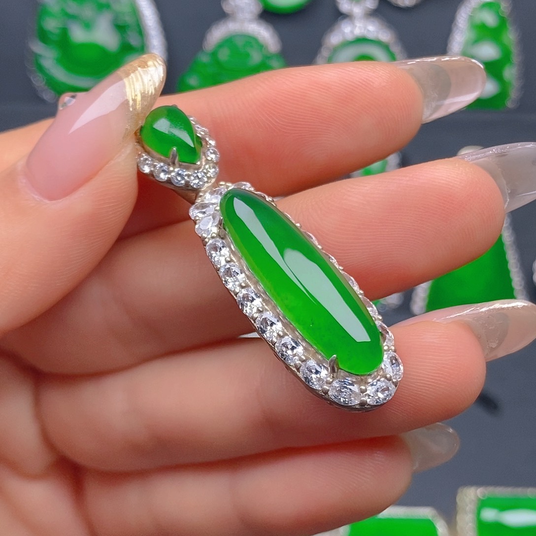 颈饰银S925镶嵌翡翠随行吊坠