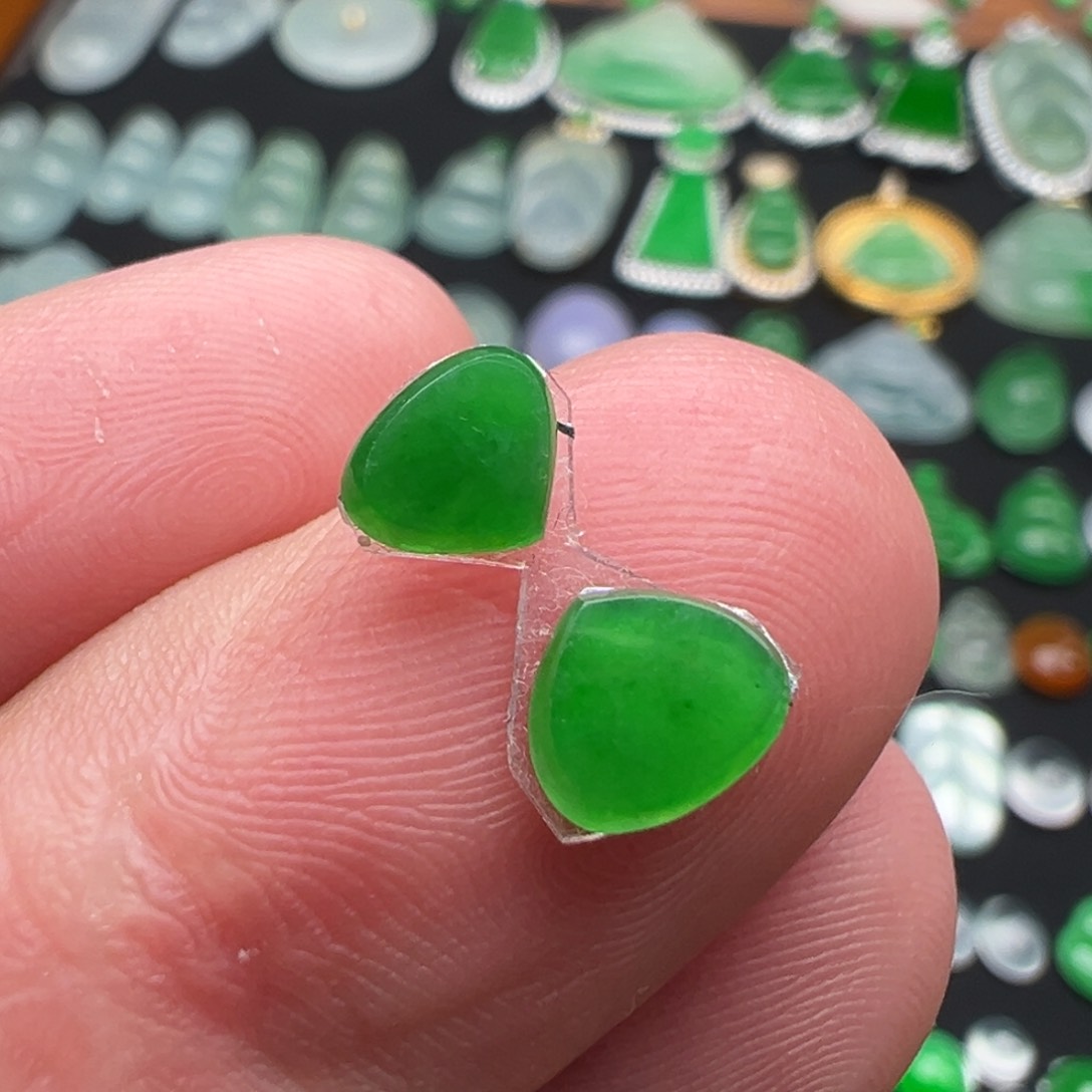 翡翠颈饰未镶嵌心一对