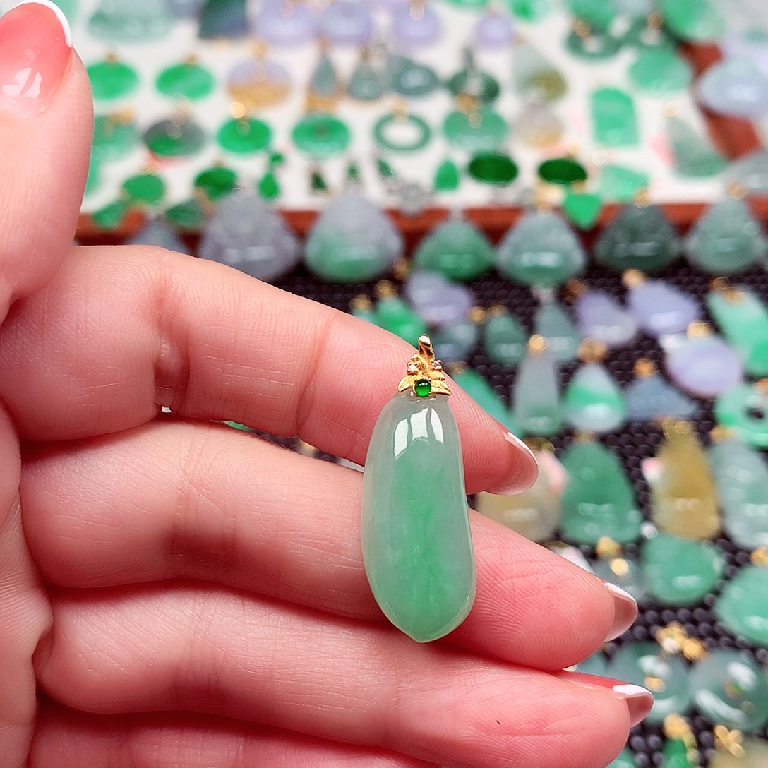 芒***酸翡翠18K金镶嵌颈饰