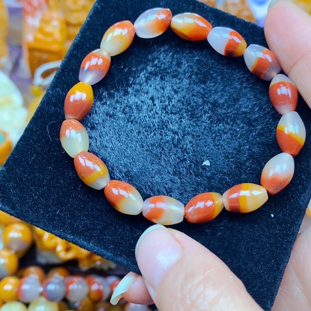 未镶嵌石英质玉（黄龙玉）颈饰