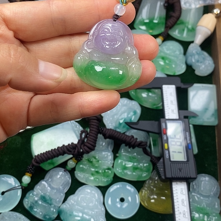 翡翠未镶嵌颈饰佛公