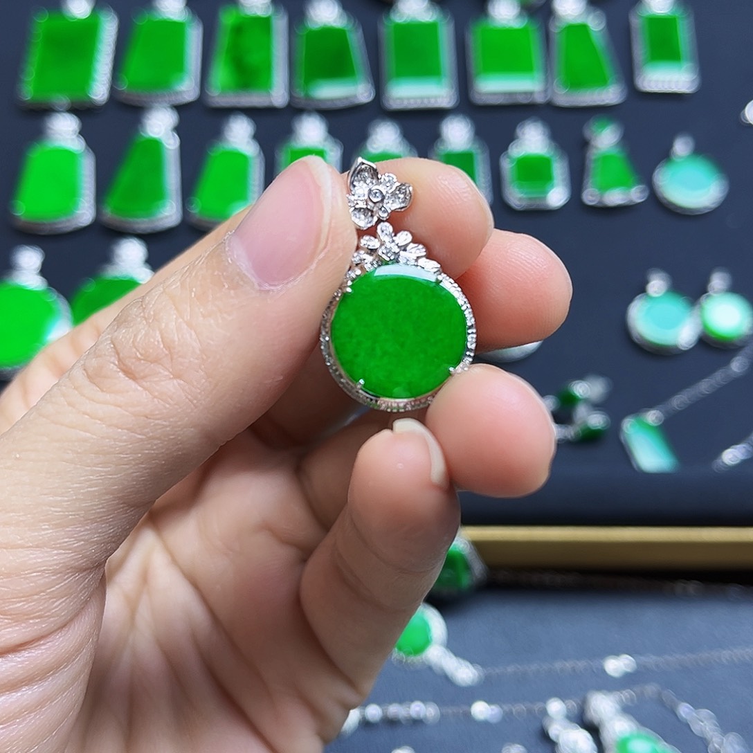 翡翠18K金镶嵌颈饰