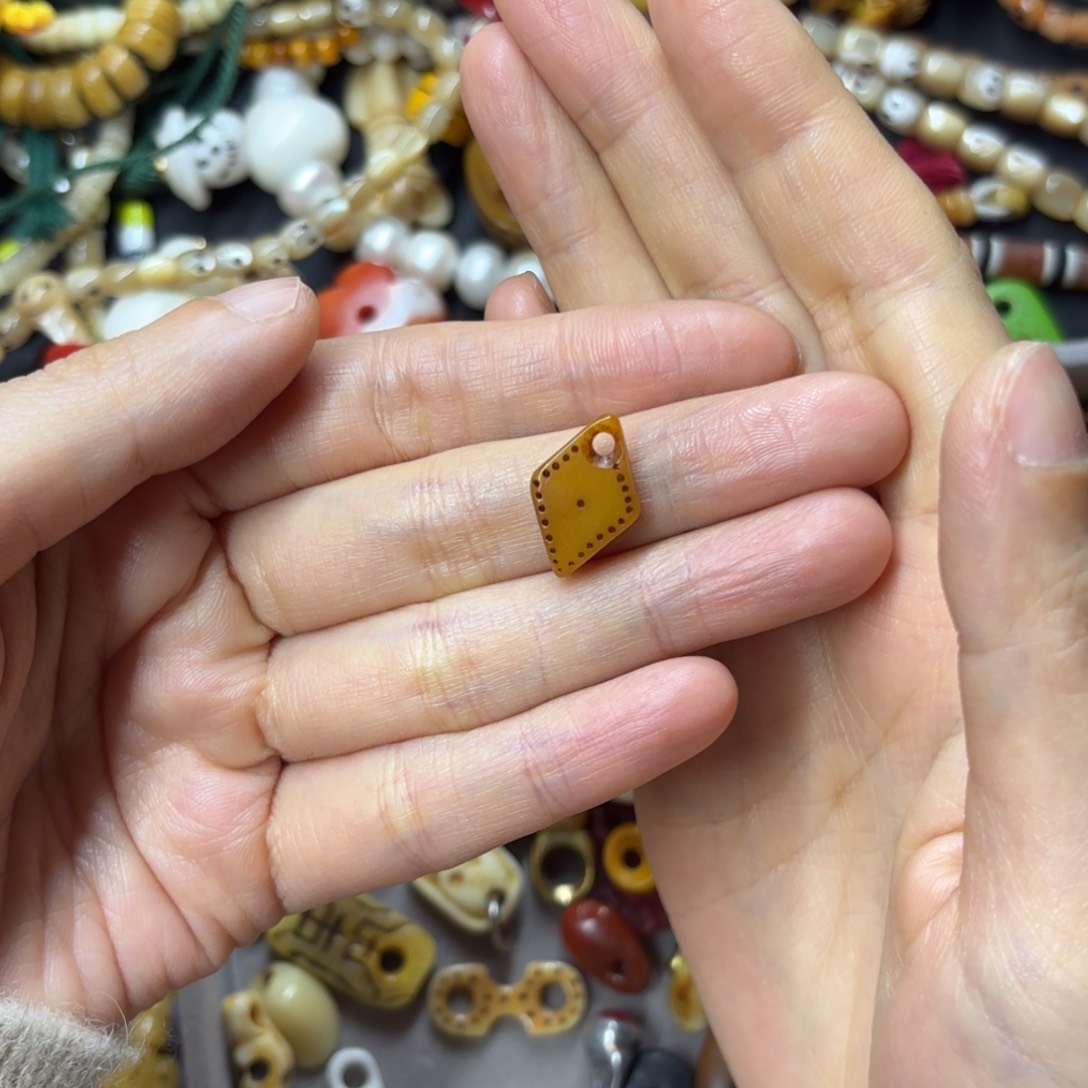 只买单纯的吊坠，没带链子，属的性质。无c**,